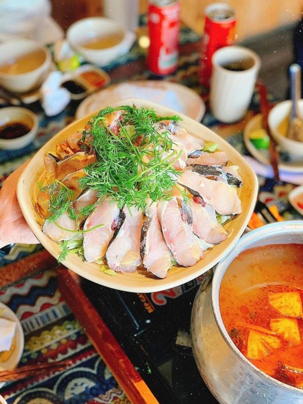 Không gian quán lẩu cá tầm Măng Đen