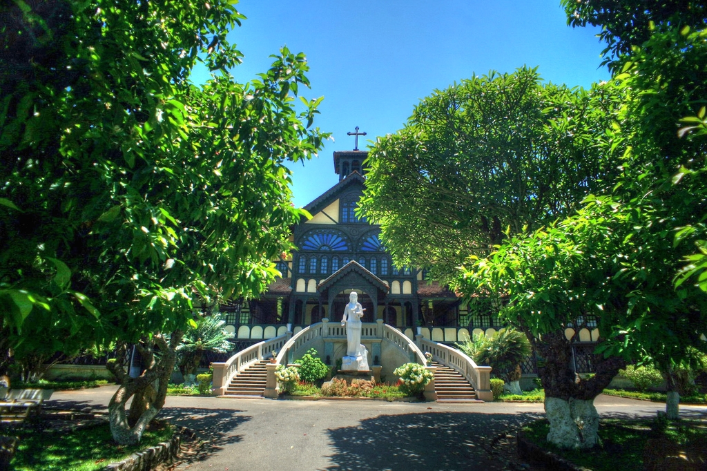 Khuôn viên Tòa giám mục Kon Tum