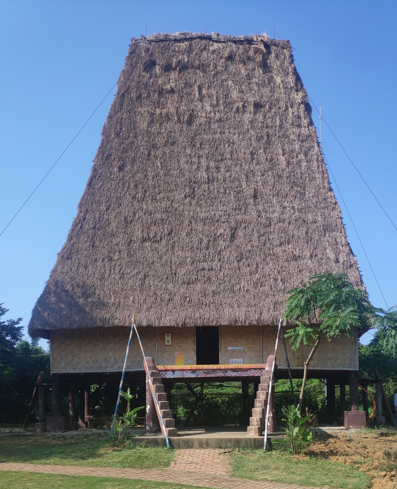 Hoa văn chạm khắc nhà rông Ba Na