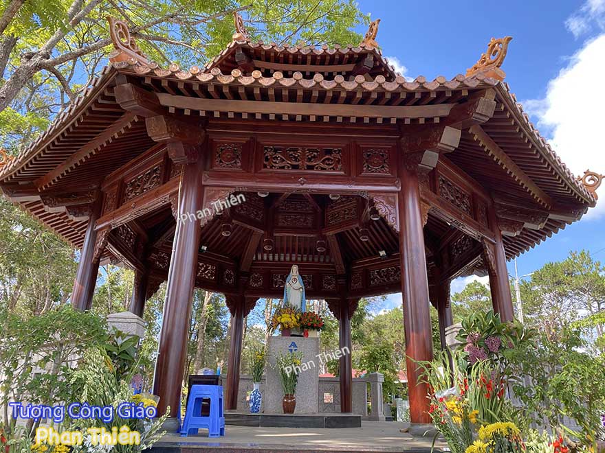 Tượng Đức Mẹ Măng Đen